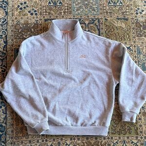 ALO Yoga Men’s Light Gray Quarter-Zip Sweater with Subtle Logo